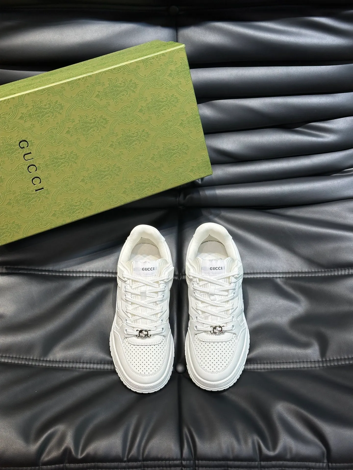 Men's shoes 💰p540 "GUCC*" New couple 👫 distressed effect sneakers, this low-top sneaker adopts a basketball-style silhouette design, cleverly integrated with hollow panels and distressed effects, showing its unique ingenuity. The ingenuity incorporates brand logo details such as interlocking Double G styling accessories and Gucci lettering, a low-key tribute to the brand's design heritage. A rubber non-slip outsole, inlays and embossed sole give the entire design a contemporary feel. Size: Female 35-39, Male 38-44